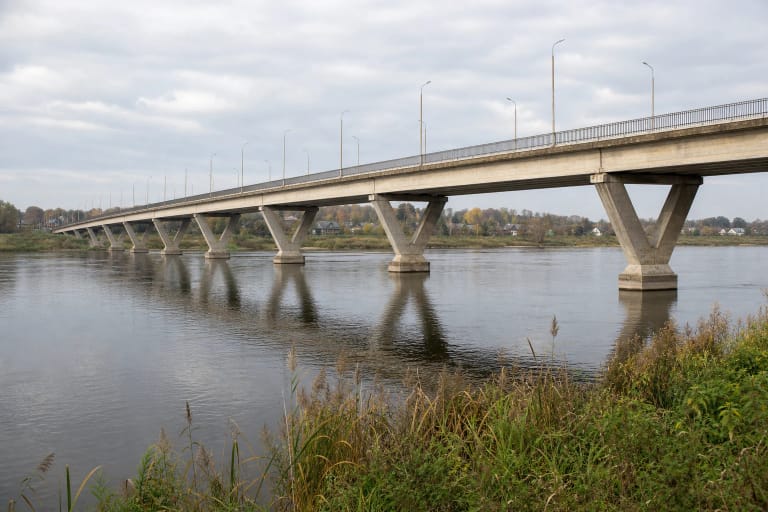 Ilgas gelžbetoninis Jurbarko Šimtmečio tiltas ant V formos atramų virš plataus ramaus Nemuno