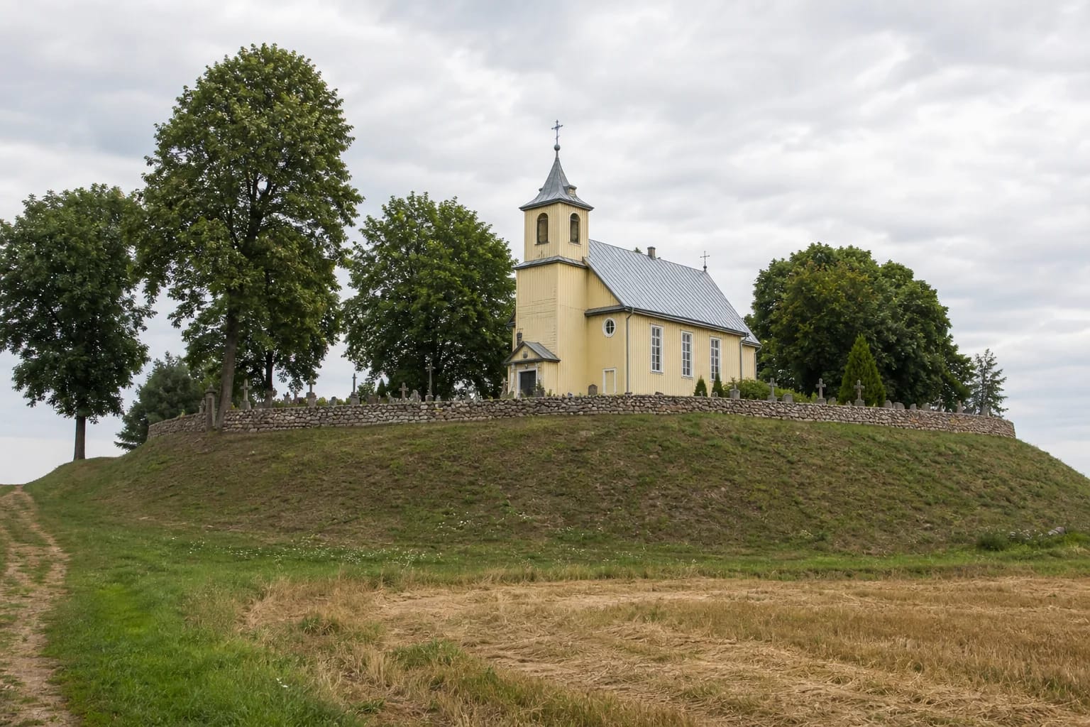 Kalnelis Hillfort with chapel and cemetery near the Sidabra River in Joniškis District