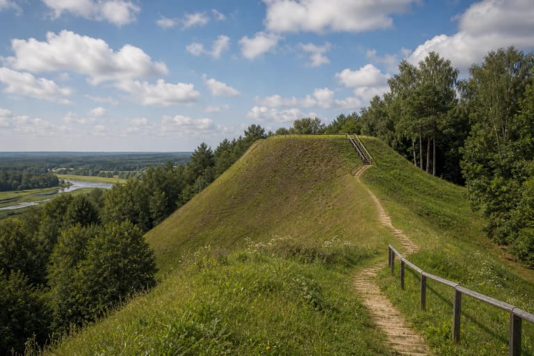 Kalniškės (Gargždų) piliakalnis su laiptais ir apžvalgos aikštele virš Minijos slėnio
