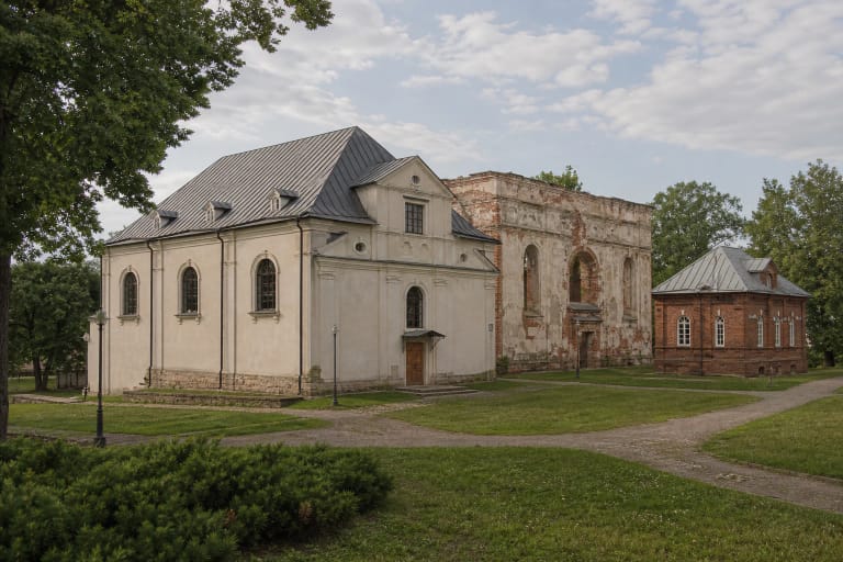 Kalvarijos sinagogų komplekso sinagogos ir raudonų plytų Talmudo mokykla žaliame kieme