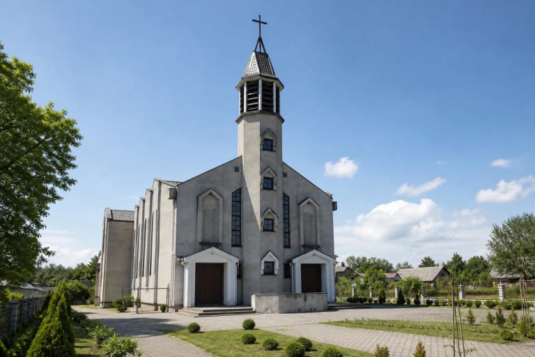 Šviesaus mūro Dievo Gailestingumo bažnyčia Kalveliuose tarp žaliuojančių medžių