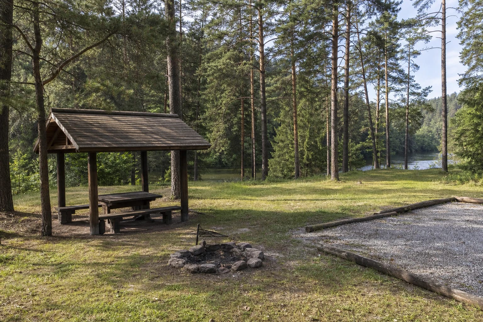 Karageliškių stovyklavietės pavėsinė ir laužavietė pušyne prie Neries