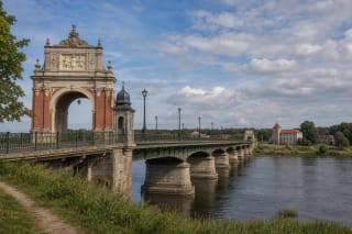 Мост королевы Луизы через Неман с украшенным порталом между Панямуне и Советском