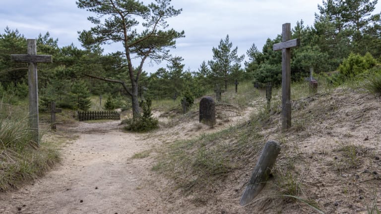Karklės etnografinės kapinės ant pajūrio kopos su kukliais kryžiais ir pušimis