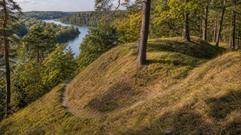Karmazinų piliakalnio miškinga kalva Neries regioninio parko slėnio kraštovaizdyje