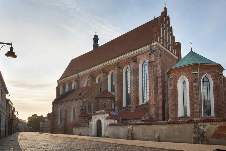 Kauno arkikatedros bazilikos raudonų plytų gotikinis fasadas Vilniaus gatvėje