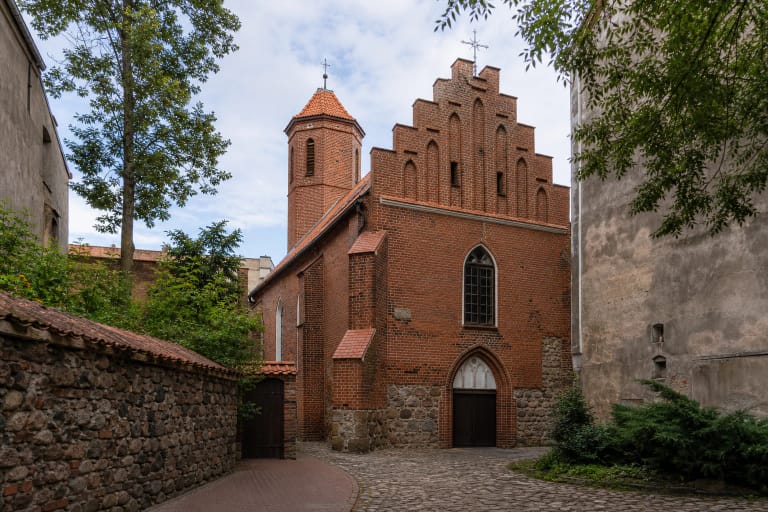 Kauno Šv. Gertrūdos bažnyčios raudonų plytų gotikinis bokštas kiemelyje prie Laisvės alėjos