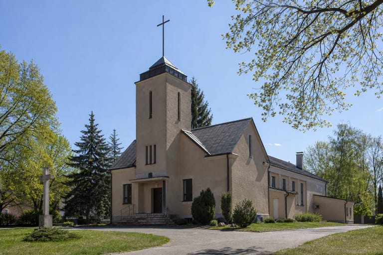 Kukli šviesaus mūro Kauno Šv. Juozapo (Vilijampolės) bažnyčia su kompaktišku bokštu ir medžiais