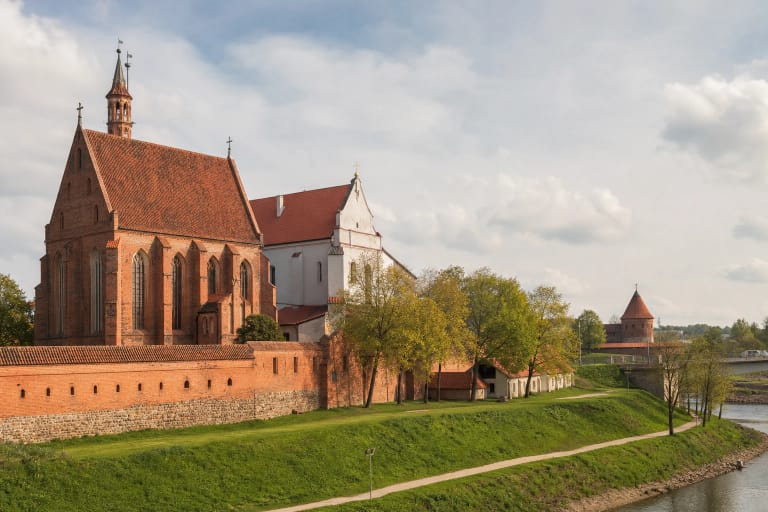 Kauno Šv. Jurgio Kankinio bažnyčios raudonų plytų gotikinis fasadas prie Kauno pilies