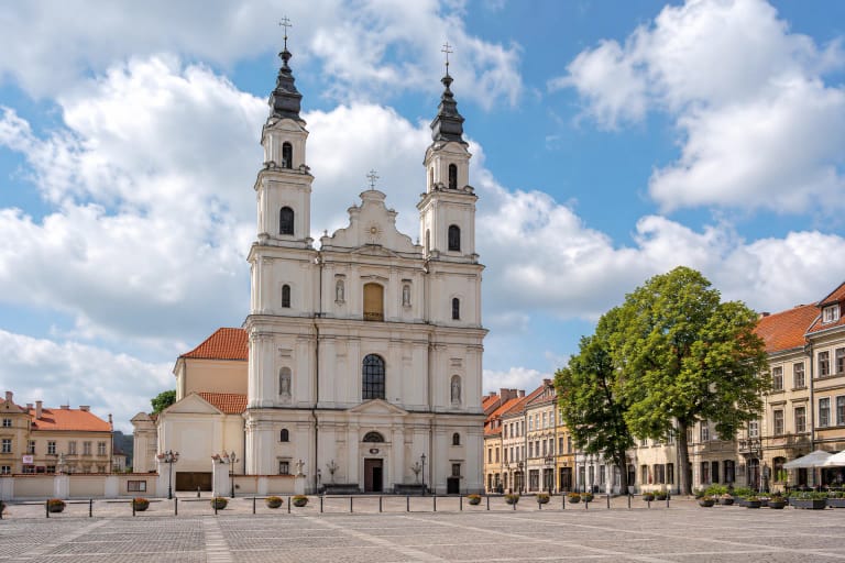 Kauno Šv. Pranciškaus Ksavero jėzuitų bažnyčios dvibokštis fasadas Rotušės aikštėje
