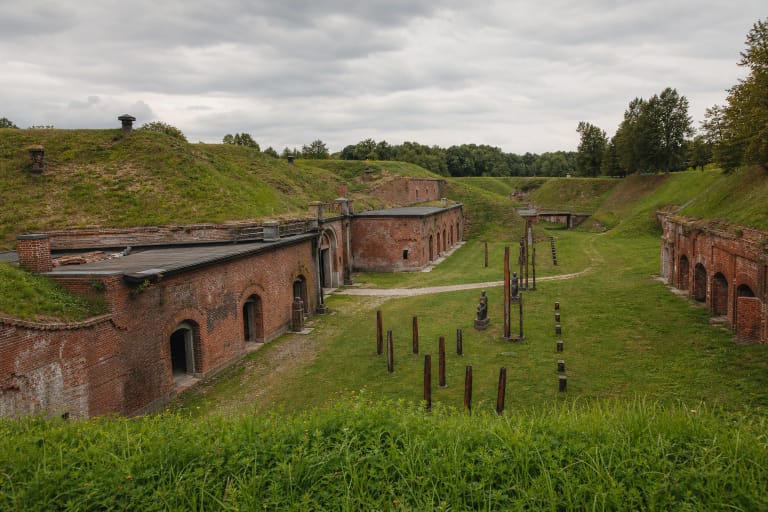 Kauno tvirtovės VII forto raudonų plytų kazematai, žolėti pylimai ir muziejinė teritorija