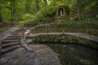 Kavarskas St. John Spring on the Šventoji slope with a chapel-post and stone masonry steps