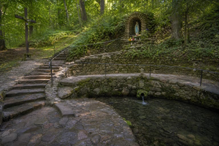 Kavarskas St. John Spring on the Šventoji slope with a chapel-post and stone masonry steps