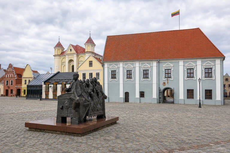 Bronzinis Jonušo Radvilos paminklas „Skrynia“ grįstoje Kėdainių Didžiosios Rinkos aikštėje priešais rotušę