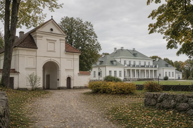 Kelmės dvaro rūmai ir senasis vartų pastatas parko medžių apsuptyje