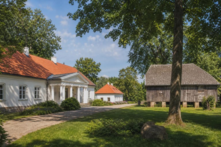 Kidulių dvaro rūmai ir istorinis svirnas Nemuno kairiojo kranto kraštovaizdyje
