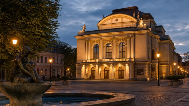 Klaipėdos dramos teatro fasadas Teatro aikštėje vakaro šviesoje