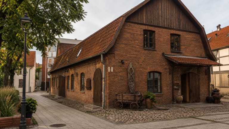 Klaipėdos etnokultūros centro pastatas Daržų gatvėje su senamiesčio etnokultūros nuotaika