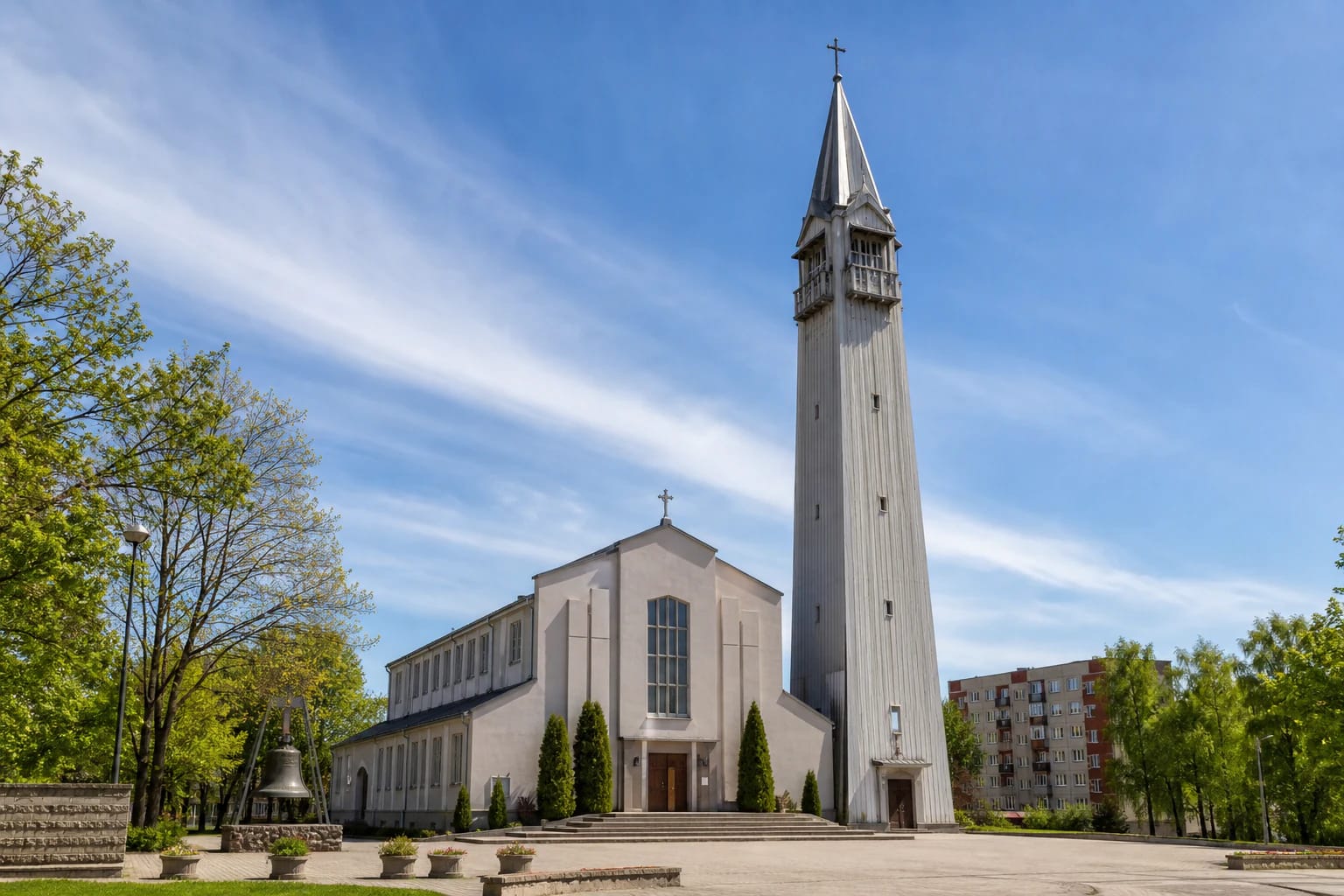 Klaipėdos Marijos Taikos Karalienės bažnyčia su aukštu lieknu bokštu, primenančiu medinę varpinę