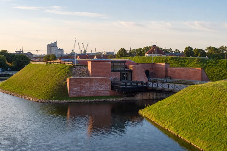 Klaipėdos piliavietės bastionai, raudonų plytų Pilies muziejaus pastatai ir vandens griovys