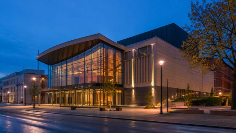 Klaipėdos valstybinio muzikinio teatro modernus pastatas vakaro šviesoje