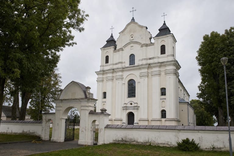 Kražių Švč. Mergelės Marijos Nekaltojo Prasidėjimo bažnyčios vėlyvojo baroko fasadas ir šventoriaus vartai