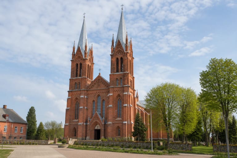 Krekenavos Švč. Mergelės Marijos Ėmimo į dangų mažosios bazilikos raudonų plytų dvibokštis fasadas
