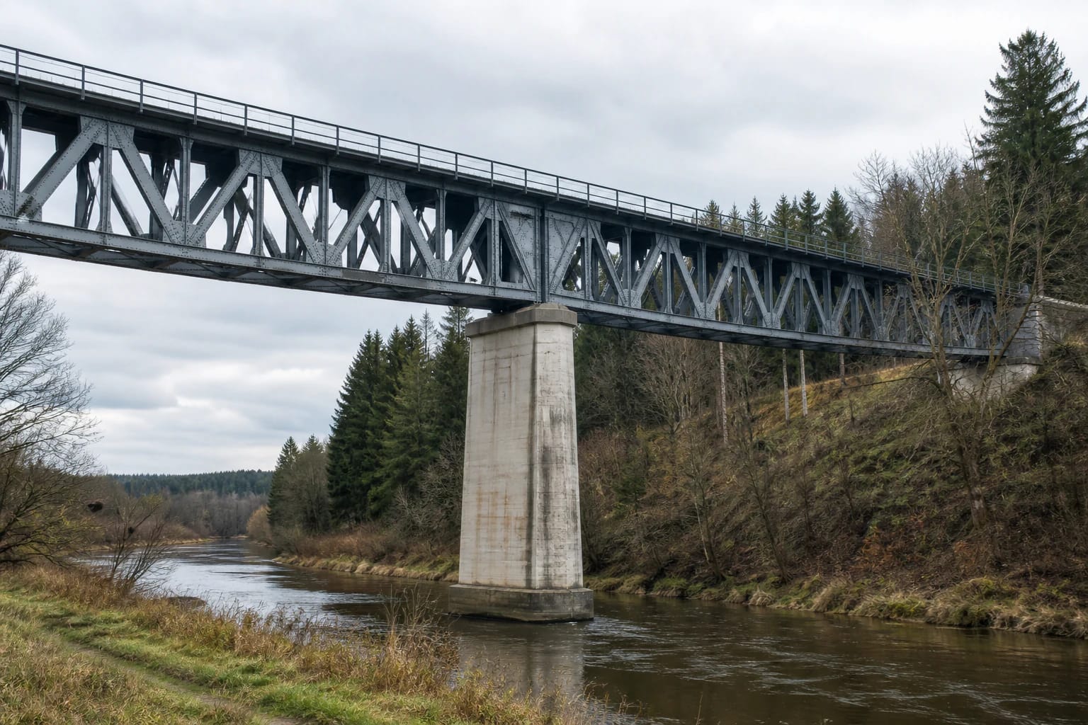 Kūlupėnų geležinkelio tilto kniedyta plieno santvara ir aukšta betoninė atrama virš Salanto slėnio