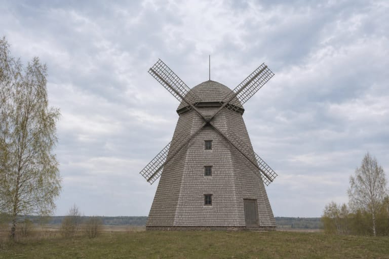 Restauruotas aštuonbriaunis medinis Lazdininkų vėjo malūnas su keturiais sparnais ant žemos pajūrio lygumos kalvelės