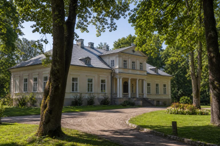 Leipalingio dvaro rūmai su šviesiu fasadu ir parko takais Dzūkijoje