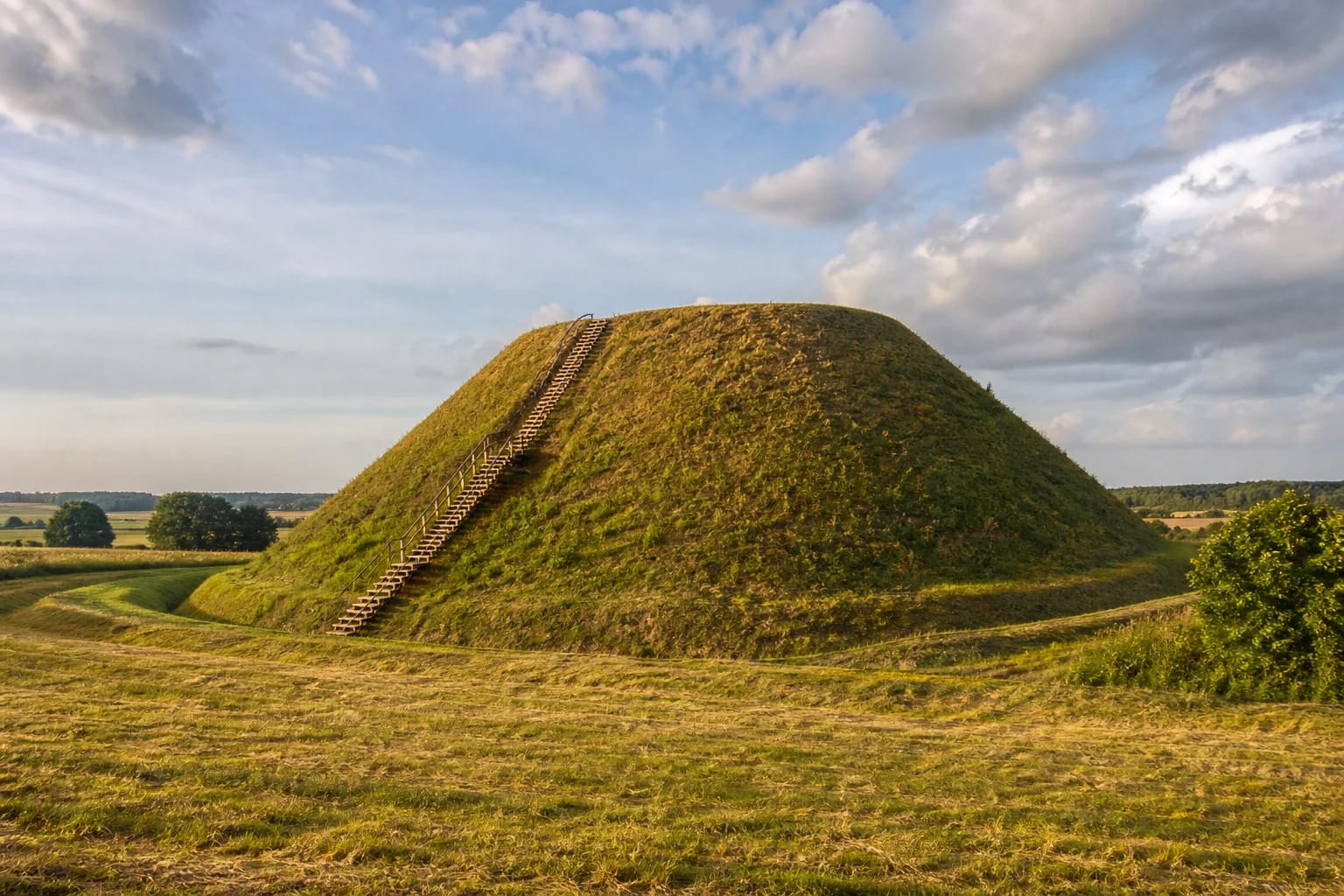 Lepelionys Hillfort, Napoleon's Hat, a regular truncated-pyramid hill near Stakliškės