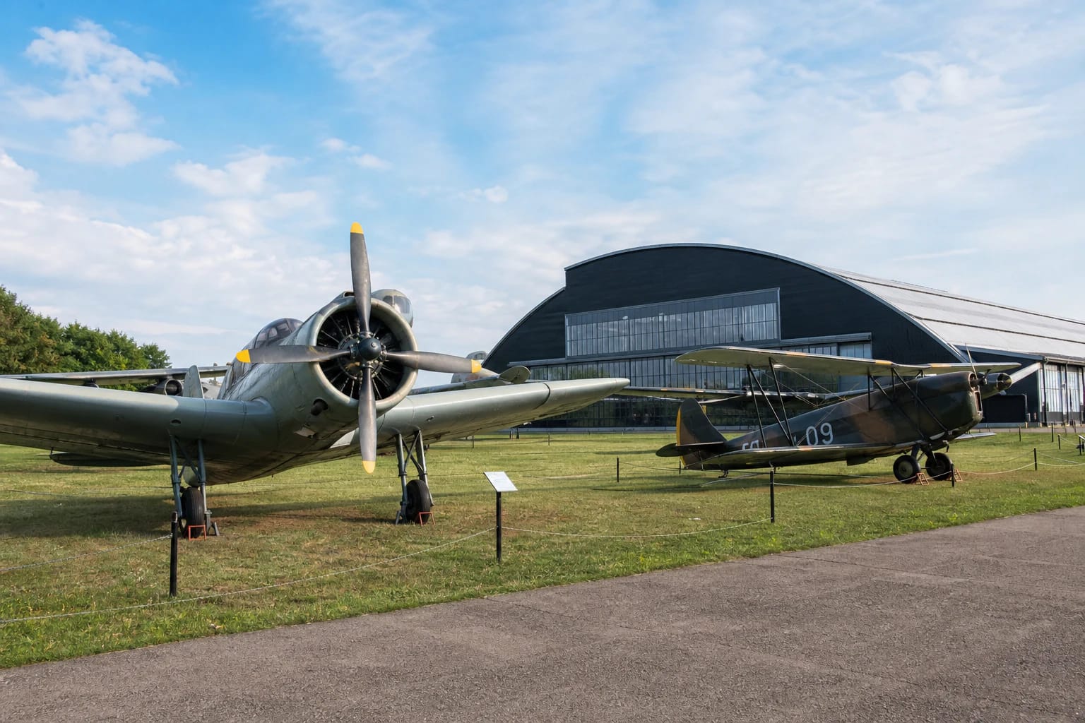 Lietuvos aviacijos muziejaus ekspozicija istoriniame Kauno aerodrome su lėktuvais ir angaru