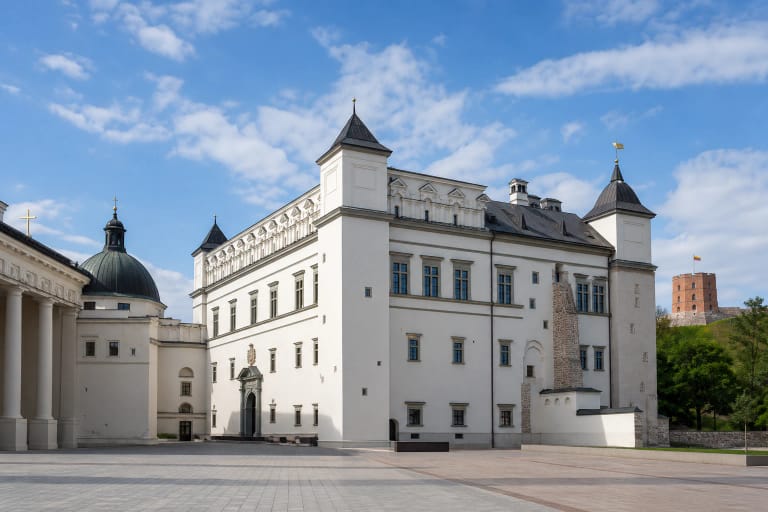 Lietuvos Didžiosios Kunigaikštystės valdovų rūmų baltas renesansinis fasadas Vilniaus Katedros aikštėje