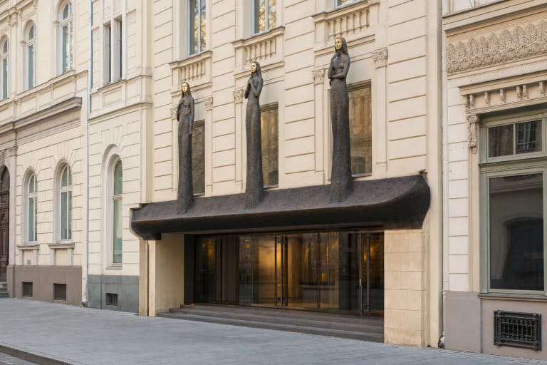 Вход в Литовский национальный драматический театр на проспекте Гедимина со скульптурами Трёх муз Станисловаса Кузмы