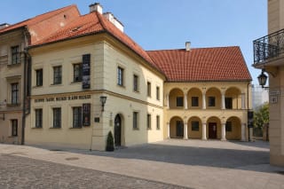 Фасады Малых дворцов Радзивиллов, где находится Литовский музей театра, музыки и кино, и аркадный двор на улице Вильнюсской