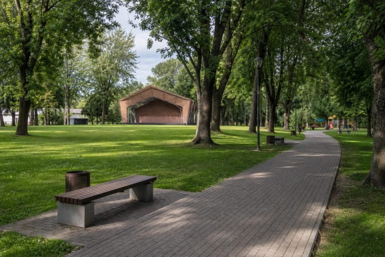 Medžiais apsuptas Juozo Lingio parko takas Šakiuose su vaikų ir dviračių poilsio erdvėmis