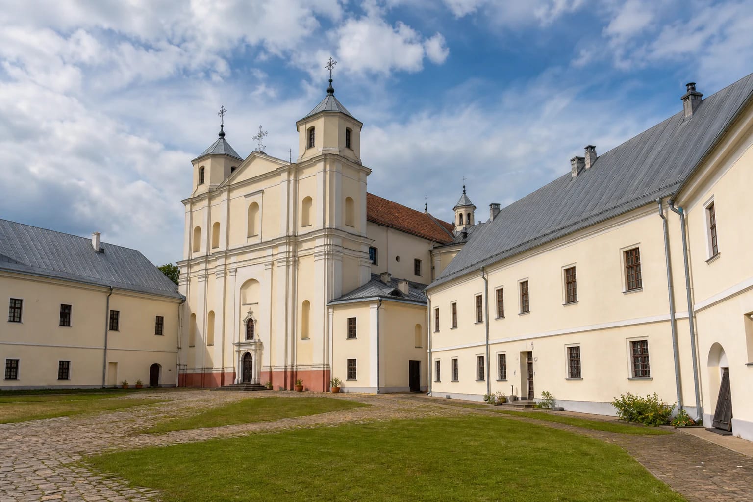Linkuvos karmelitų vienuolyno kiemas su Škaplierinės bažnyčia ir mūriniais korpusais