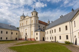Двор монастыря кармелитов Линкувы с церковью Шкаплерной Богоматери и кирпичными корпусами