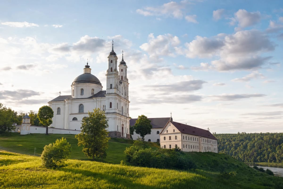 Liškiavos Švč. Trejybės bažnyčios ir buvusio dominikonų vienuolyno ansamblis virš Nemuno slėnio