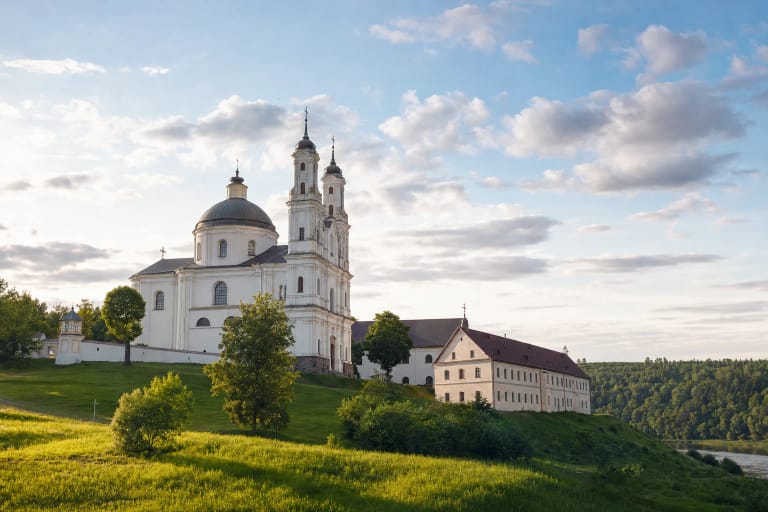 Liškiavos Švč. Trejybės bažnyčios ir buvusio dominikonų vienuolyno ansamblis virš Nemuno slėnio