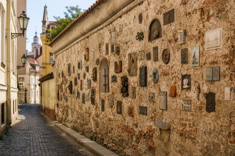 Literatų gatvės siena Vilniaus senamiestyje su mažomis meno dedikacijomis rašytojams ir poetams