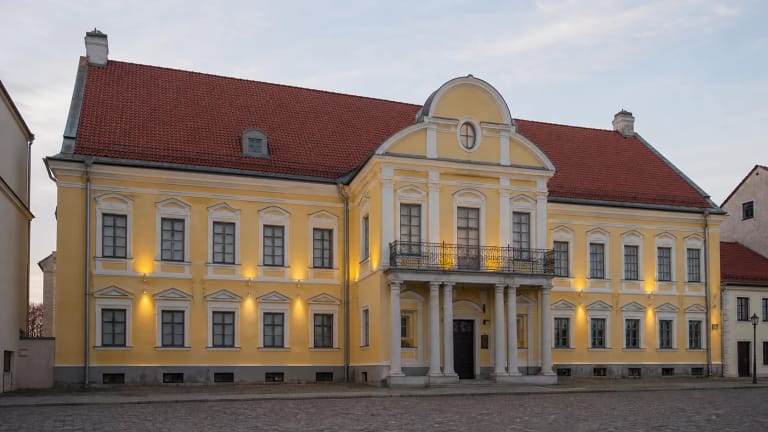 Maironio Lietuvių literatūros muziejaus geltoni vėlyvojo baroko rūmai Rotušės aikštėje Kaune su raudonu stogu ir kolonuotu balkonu