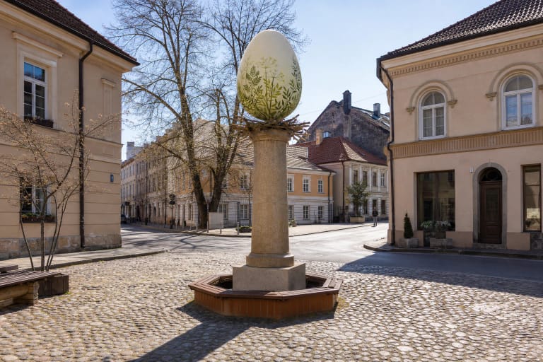 Žalsvais lauko augalų motyvais dekoruota Margučio skulptūra Vilniaus gatvių sankryžoje
