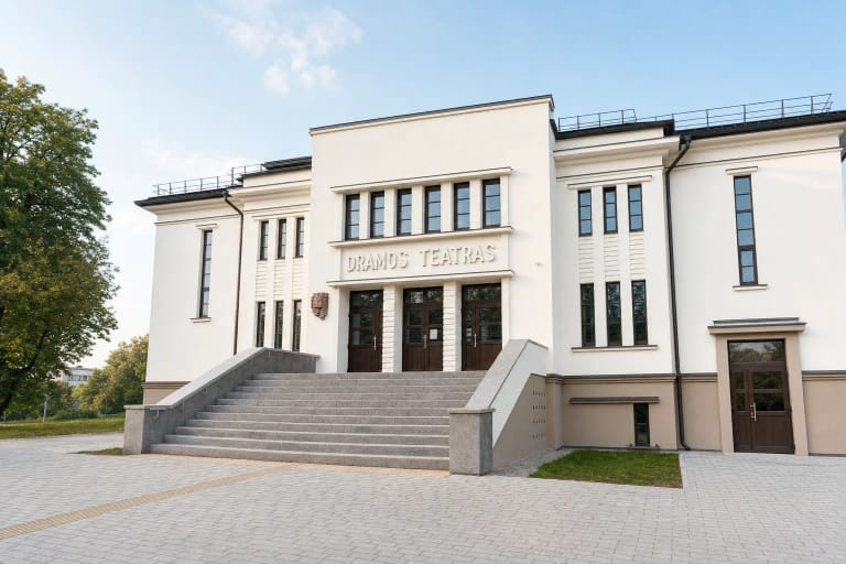 2024 m. atnaujintas baltas Marijampolės dramos teatro fasadas su užrašu „DRAMOS TEATRAS“, aukštais langais ir plačiais akmeniniais laiptais