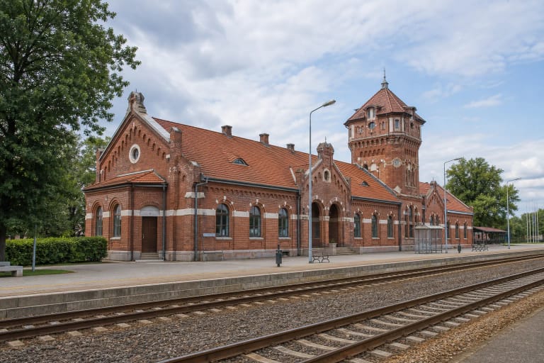 Puošnūs raudonų plytų Marijampolės geležinkelio stoties rūmai su vandens bokšto tūriu