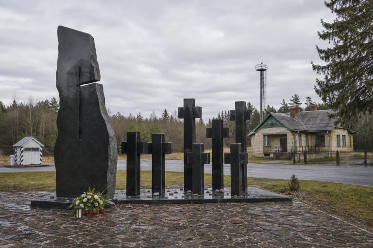 Medininkų tragedijos memorialo juodo granito paminklas su septyniais kryžiais
