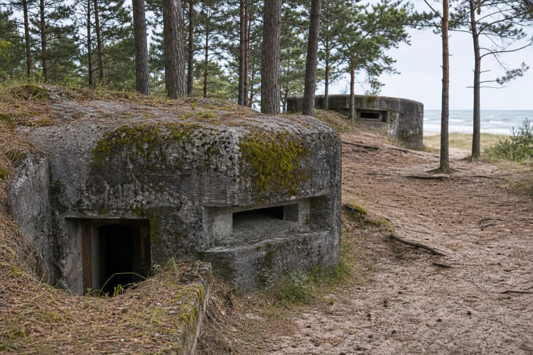 Memel Nord pakrantės artilerijos baterijos betoniniai bunkeriai Kukuliškių pajūrio pušyne prie Baltijos jūros
