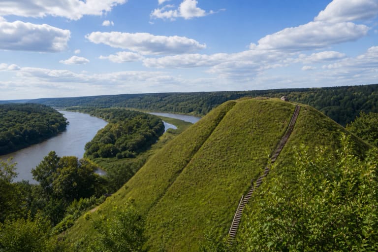 Merkinės piliakalnis virš miškingo Nemuno ir Merkio santakos kraštovaizdžio
