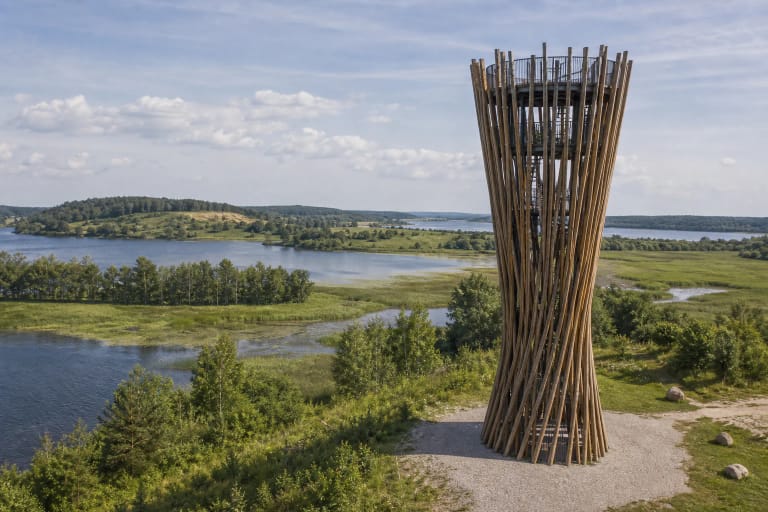 Metelių apžvalgos bokštas prie ežero ir šlapynių Metelių regioniniame parke