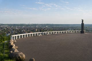 Широкая терраса на холме Миликоняй с обелиском «Кони Перкунаса» и панорамой Вилямполе и Каунаса